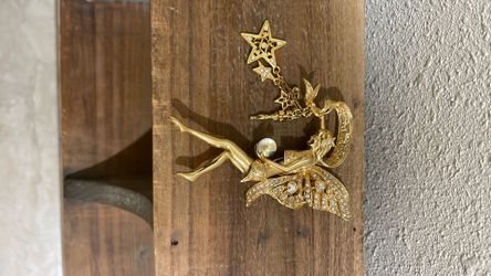 Beautiful Signed KIRKS FOLLY Brooch.