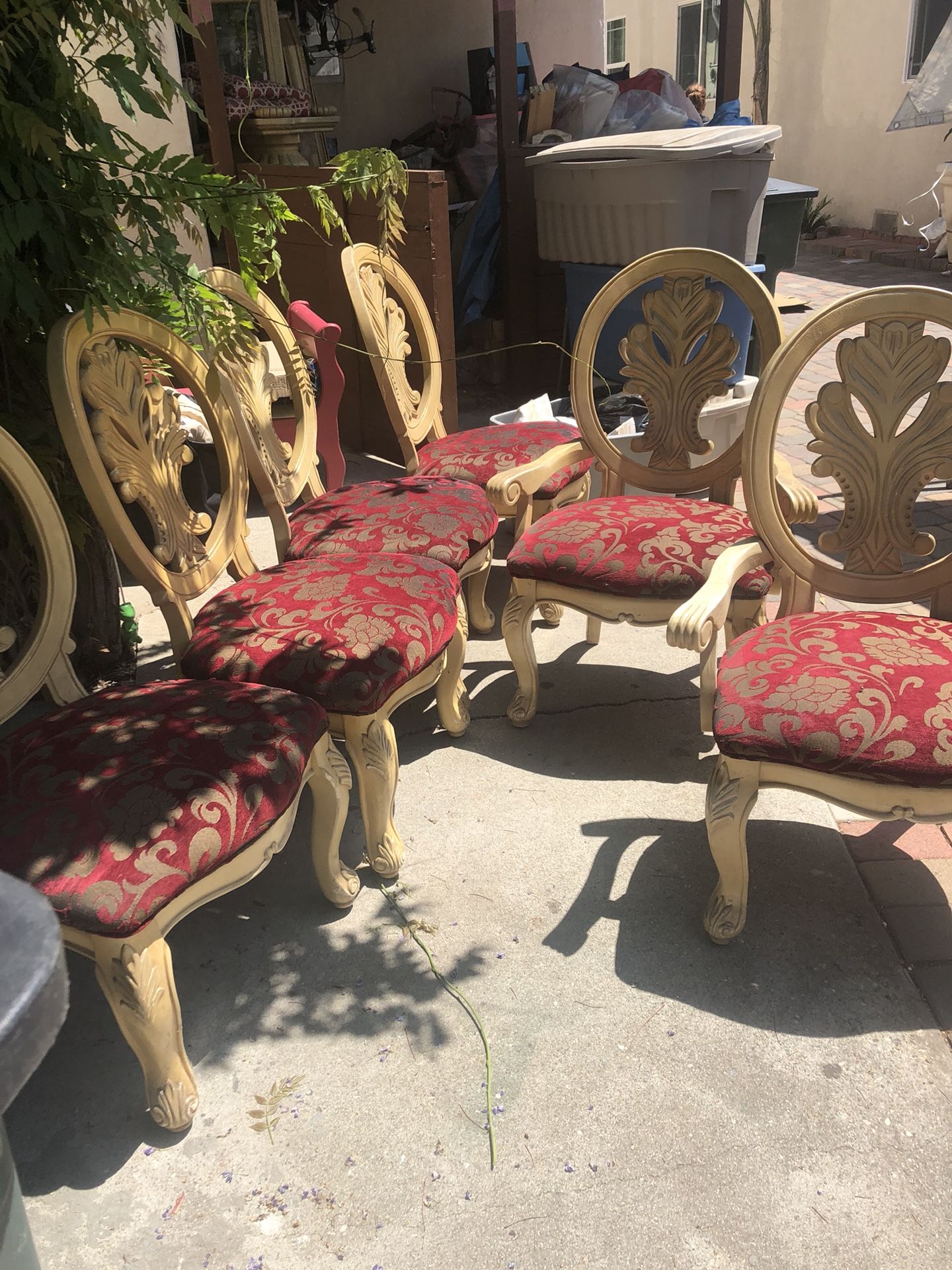 $400.00 Mesa con 6 sillas muy Bonita no tengo espacio donde ponerla por eso la vendo y chinera todo por $400.00