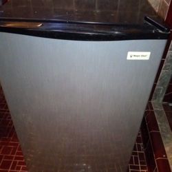 Magic Chef Mini Fridge 