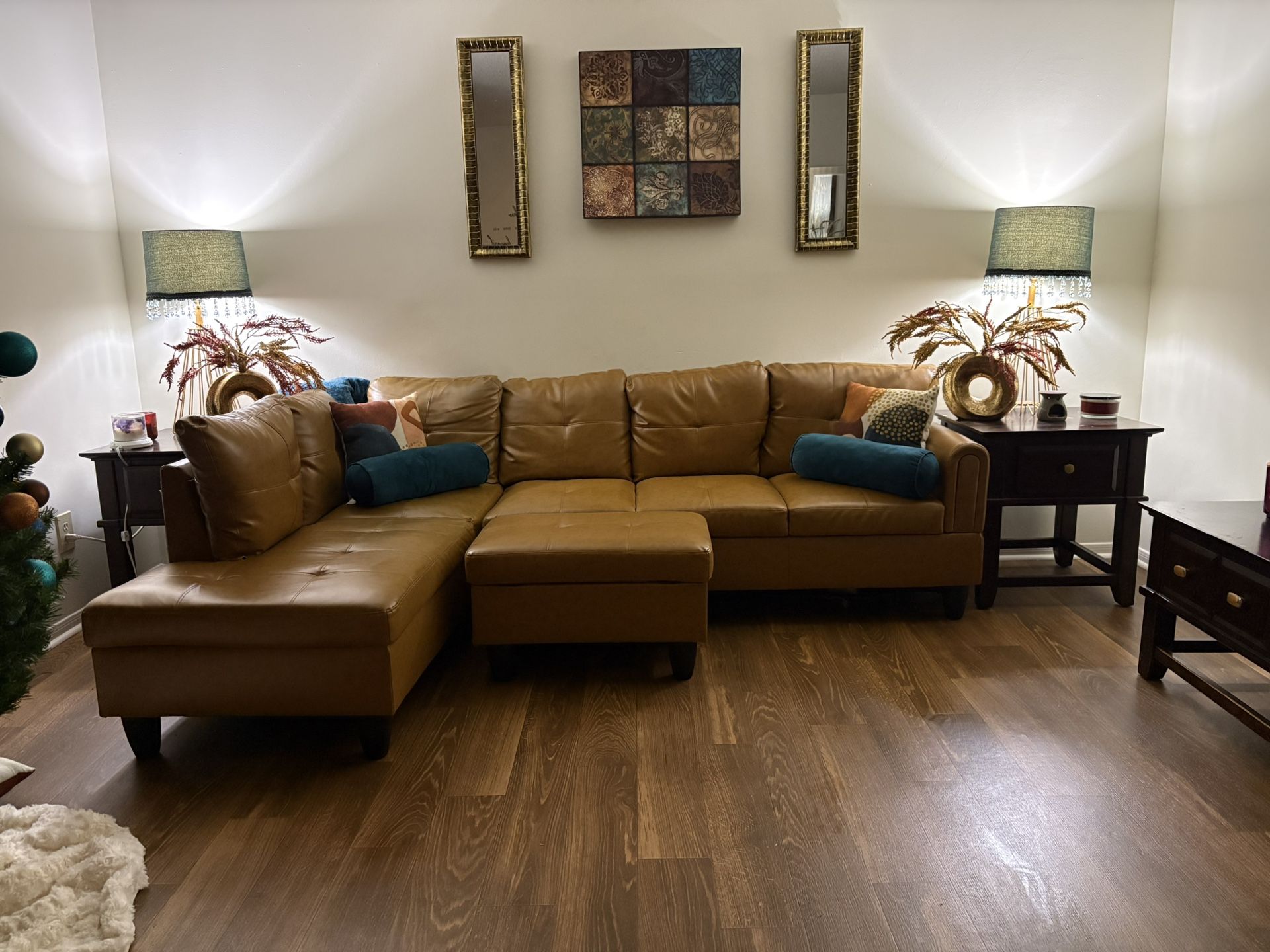 “Complete Living Room Set – $450 (Couch, Lamps, Tables, Mirrors, Wall Art)”