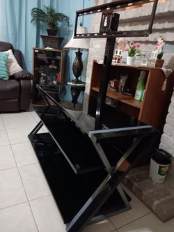 MESA DE VIDRIO GRANDE PARA TELEVISIO DE TRES NIVELES.Y BASE ADAPTADA PARA LA TELEVISION