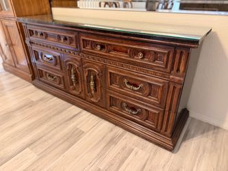 Brown wood  six drawer dresser