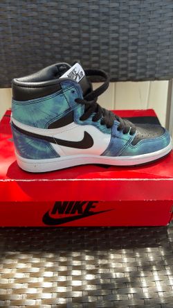 WMNS Air Jordans white/black- Aurora green size 5 in women’s