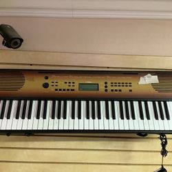 Yamaha 61-Key Portable Electronic Keyboard – Built-In Speakers & LCD Display