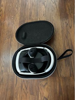 Oculus 3 512GB VR Headset with case and charging dock