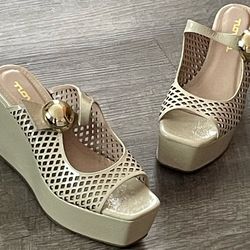 Via Nova Platform Wedge Sandals Size 8 Cream Gold Accent Summer Heels
