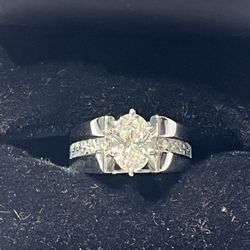 STUNNING  Ladies 2.00 Carats, 14kt White Gold And Diamond Ring. 