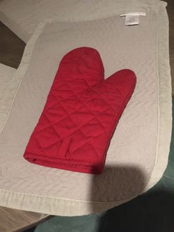 LIKE NEW RED OVEN MITT!