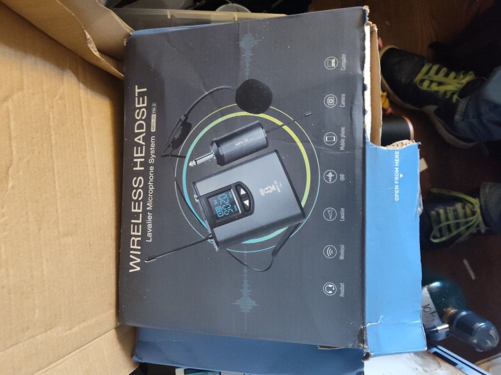 2 Wireless Headsets Lavaliere Microphone System