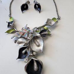 Cala Lilly necklace and earrings jewelry set