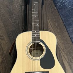 Yamaha F325D Guitar + Capo
