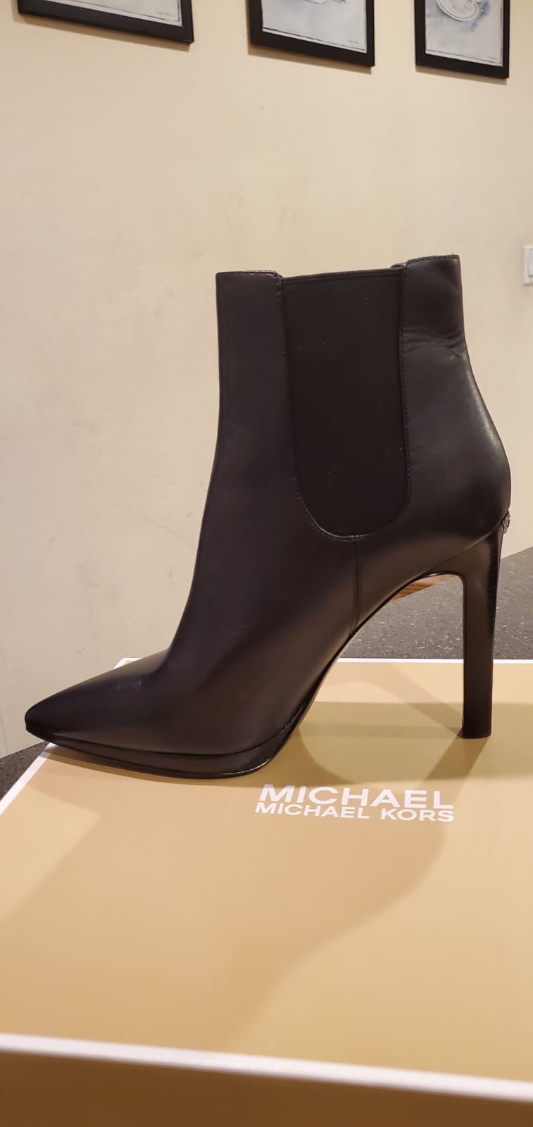 MICHAEL KORS Authentic boots size 9