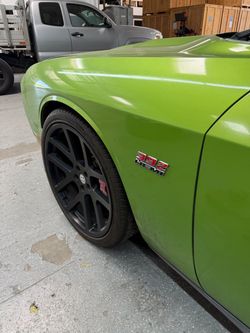 Dodge challenger srt wheels and tires 265/35/22