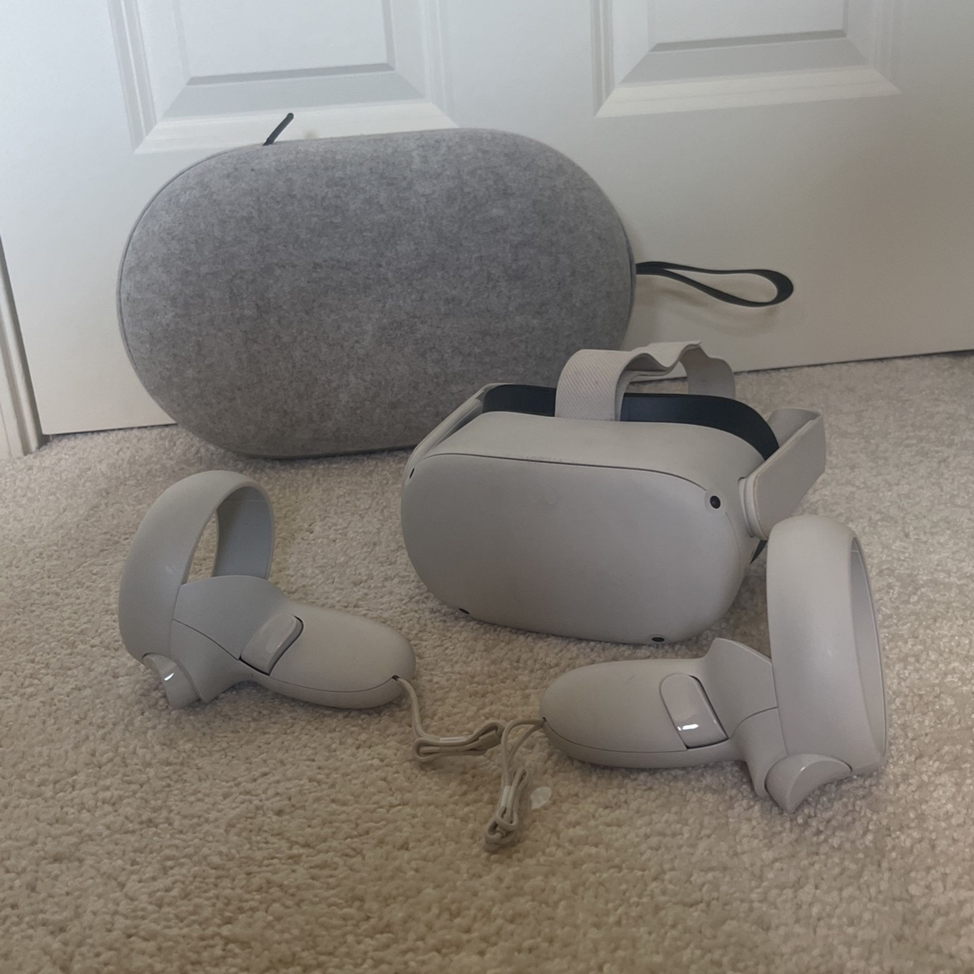 Oculus Meta Quest 2 + Carrying Case