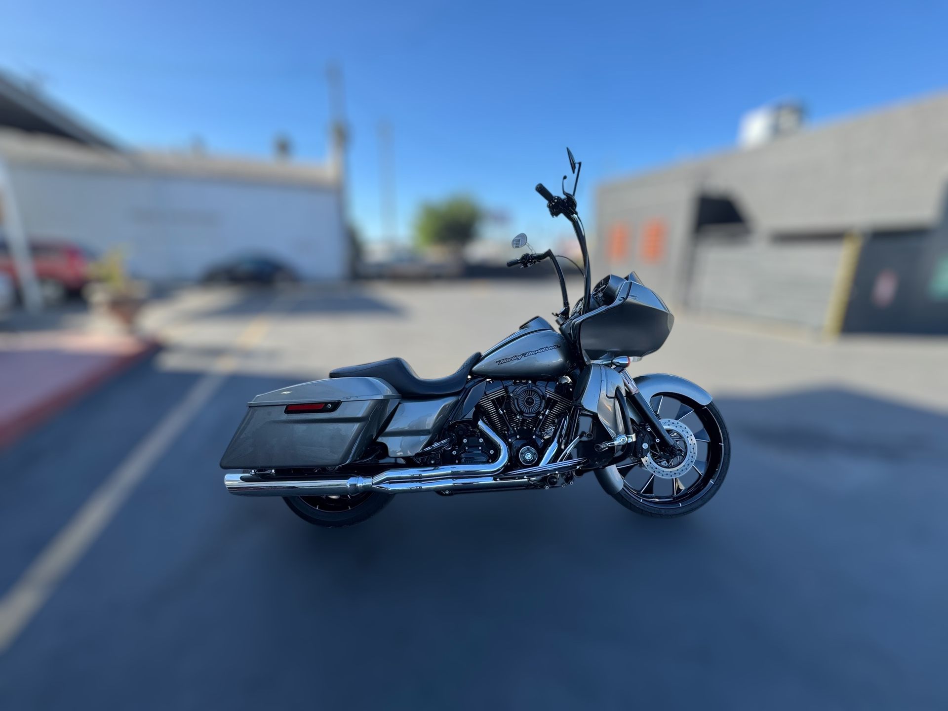 Model a Harley Davidson, Road Glide style. Gray color, year 2011.