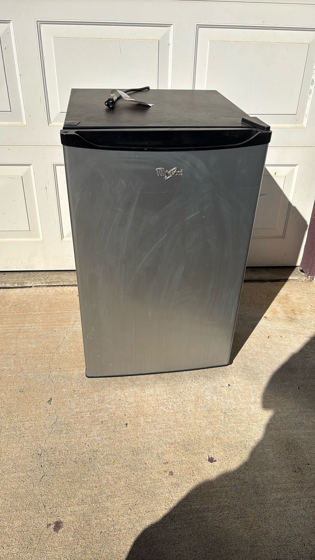 Whirlpool Office Refrigerator And Freezer 