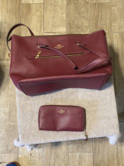 Women’s Coach shoulder purse