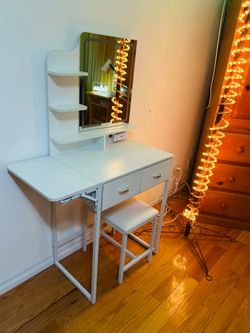 Beautiful, modern white makeup vanity desk set in excellent condition!