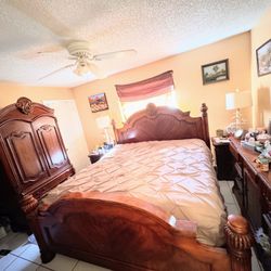 Elegant King-Size Solid Wood Bed Frame – Ornate Carved Design