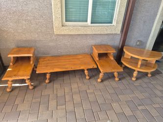 4 piece// vintage table set , solid wood// in very good condition