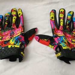 SIZE MEDIUM KAHOSE ARTSY GRAPHIC GLOVES