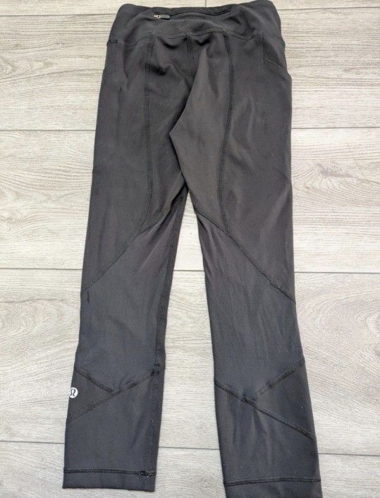 Lululemon leggings size 2. Excellent condition. 