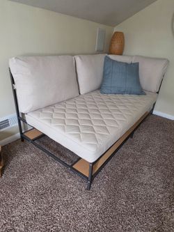 Daybed, good as new, in unused room...