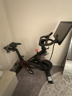 2020 Peloton Bike 2nd Gen Very Good Condition with Shoes and Weights - Exton, PA