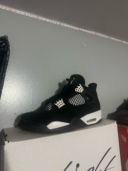 Jordan 4’s White Thunders / size 9.5 men