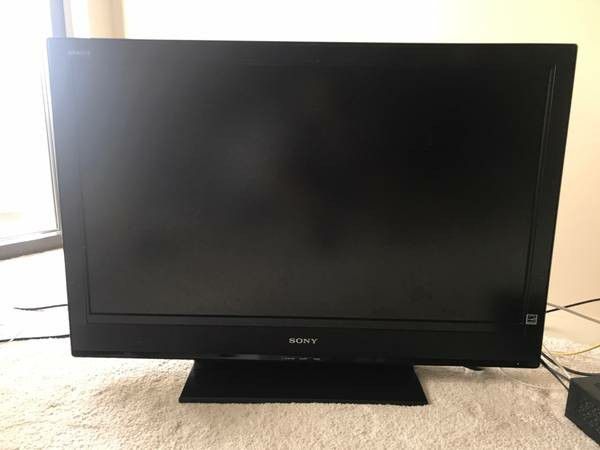 Sony 40 inch TV with remote control and 2 HDMI ports