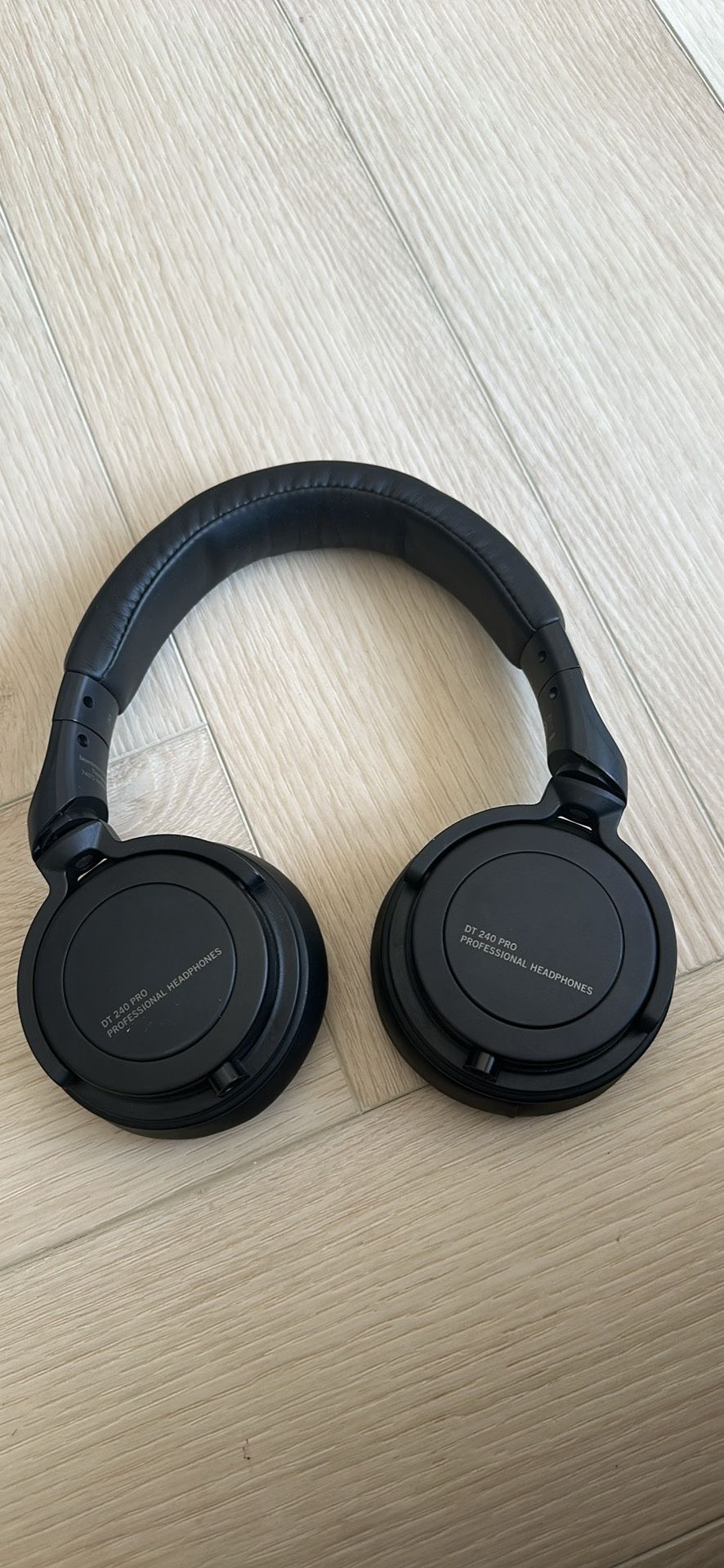 BLACK HEADPHONES