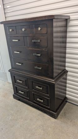 Tallboy wood dresser. Free delivery 👍