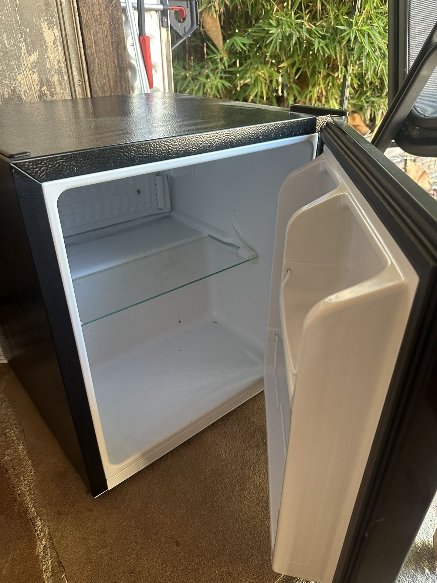 Hisense 1.6 Cu ft Single Door Mini Fridge, Black