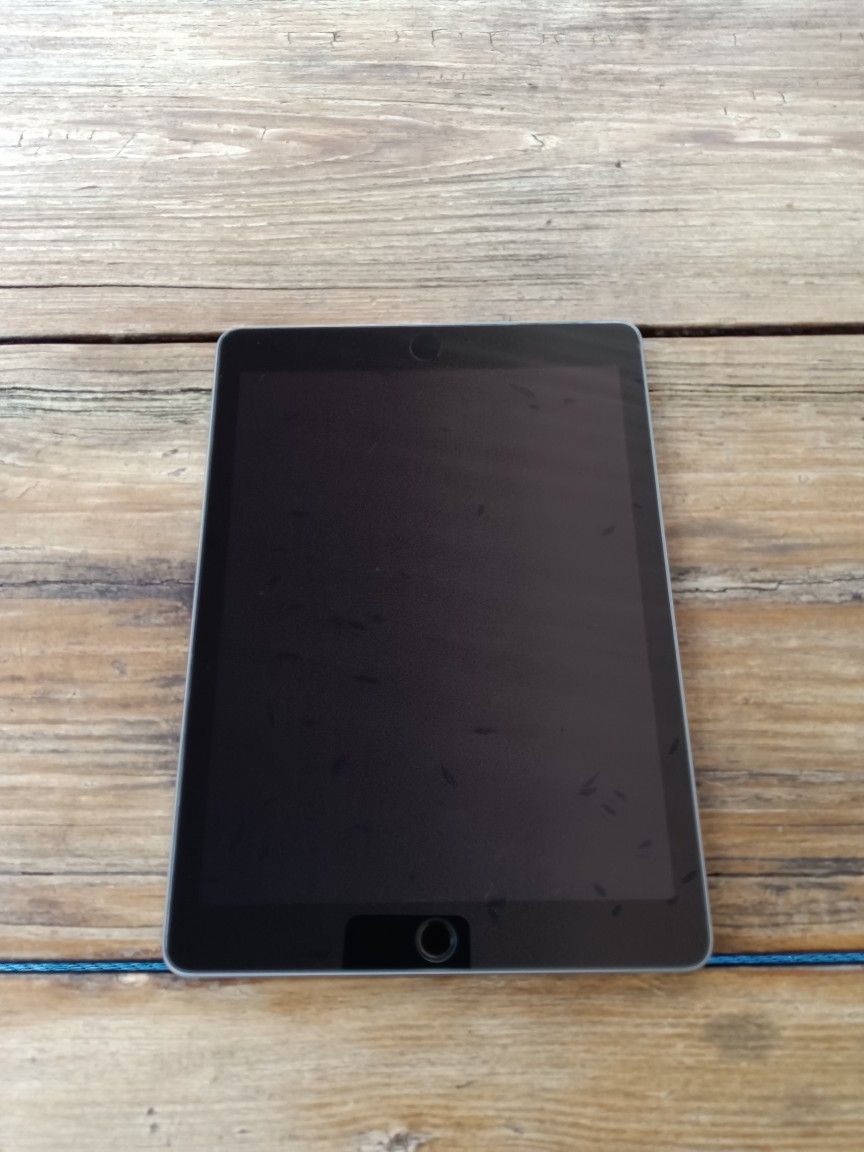 9.7" iPad 6th Gen (WiFi) / 32GB / MR7F2LL/A
Hi