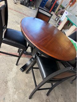 Round dinings Table