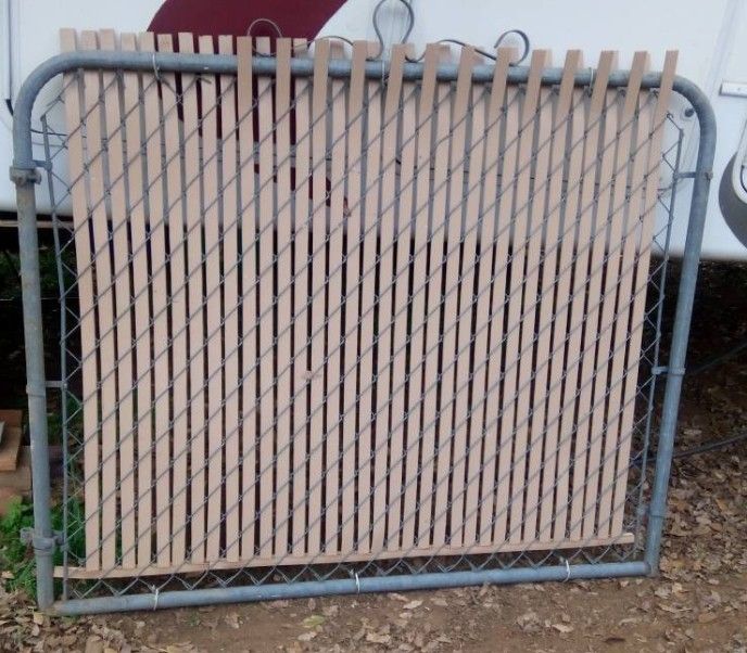 30ft X 25ft Chain Link Fence. 4ft Tall, Hardware, Posts, Gate, Privacy Slated