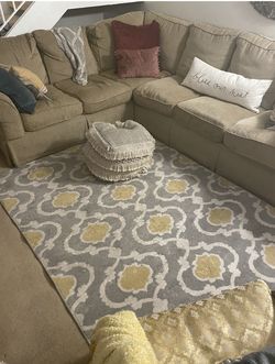 Rug 5 X 7 - maybe a little larger