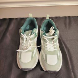 Women's Sneaker Size 11