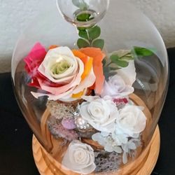 Long-Lasting Real Flowers in Glass Dome
