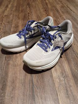 Brooks women's size 7.5 adrenaline gts 22 sneakers /new
