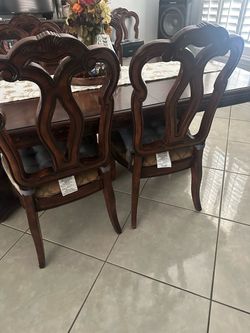 Comedor 6 sillas buenas condiciones.