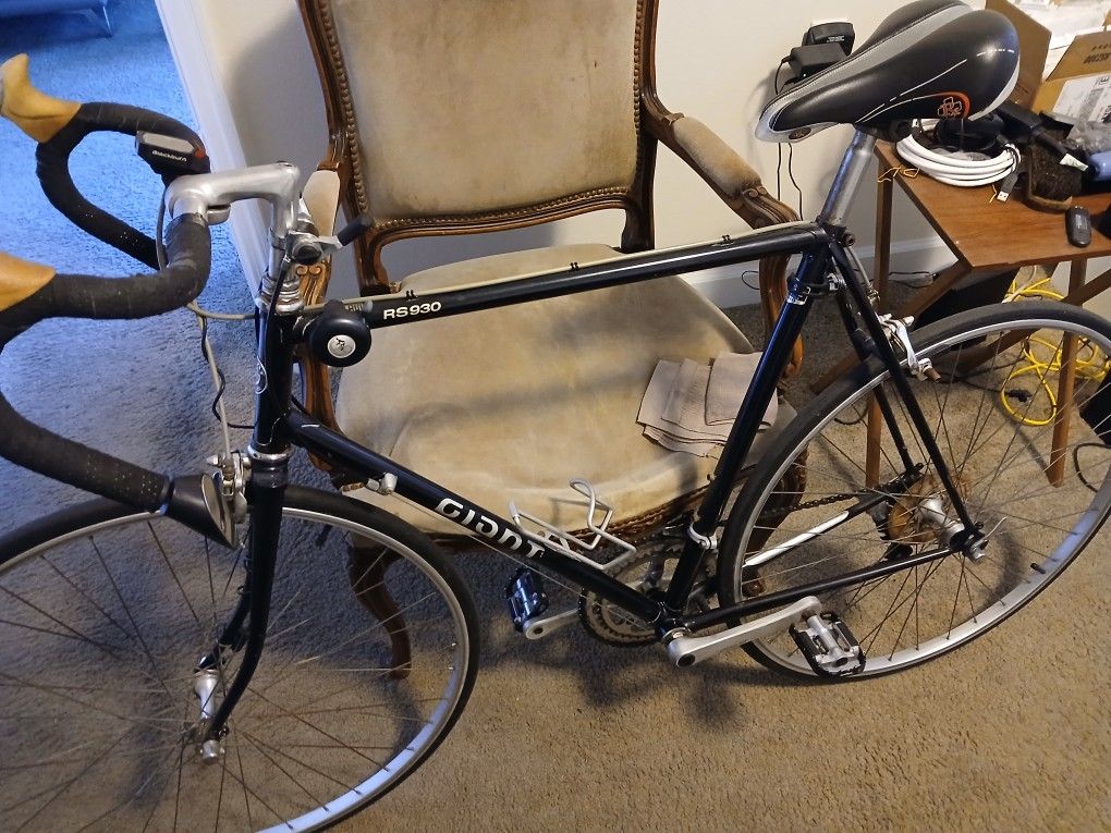 Giant RS 930 Road Bike. PERFECT CONDITION ,runs perfect