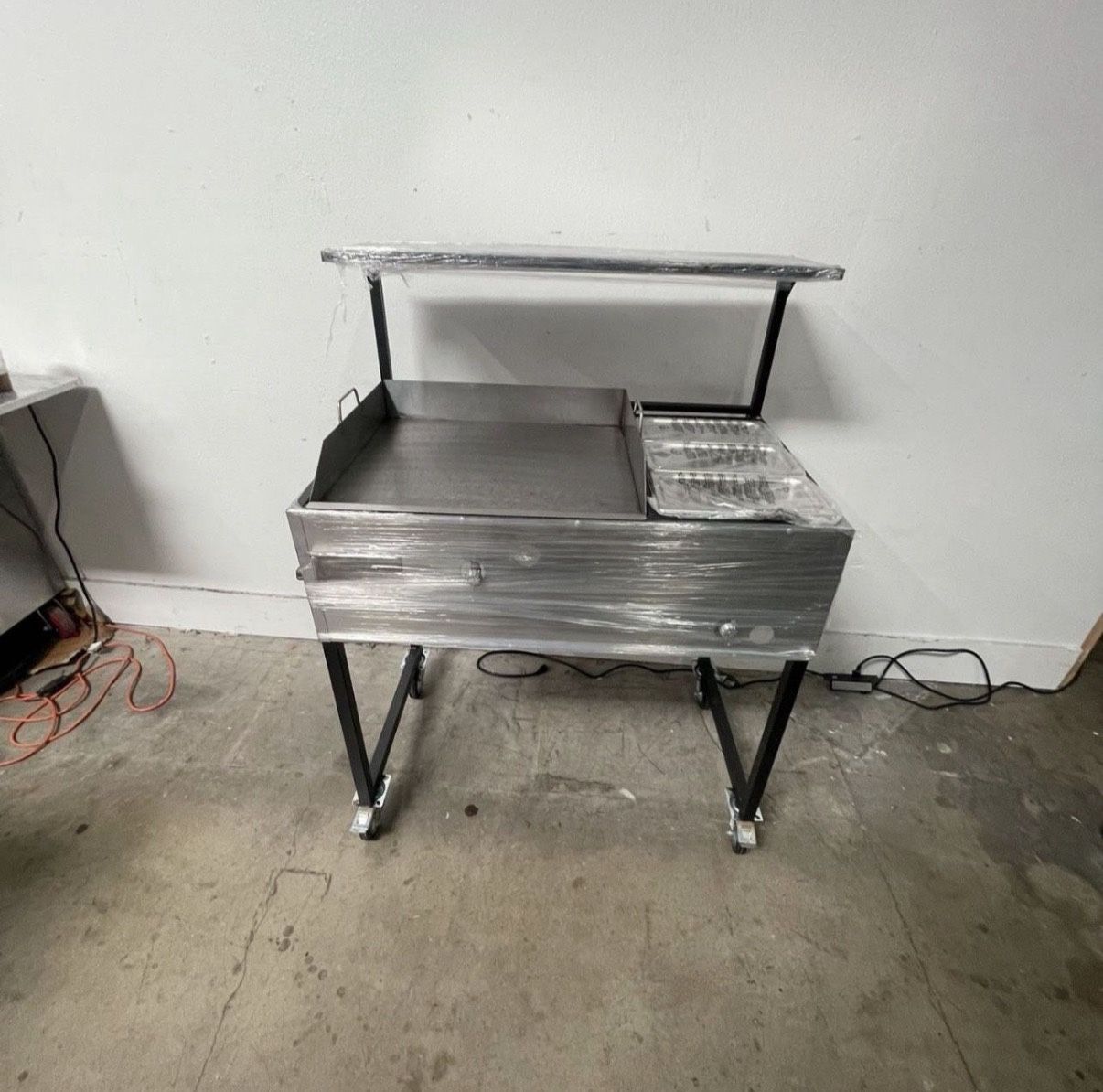 Plancha De 24” Con 3 Charolas Baño María Y Repisa | Incluye Manguera Con Regulador