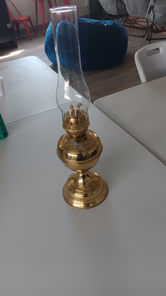 PRICE REDUCTION: Brass Oil Lamp EXCELLENT CONDITION ANTIQUE  50.00 Or  BEST OFFER 