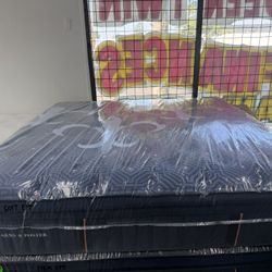 KING SIZE STEARNS & FOSTER LUX ESTATE PILLOW TOP MATTRESS & BOX SPRINGS BED SET