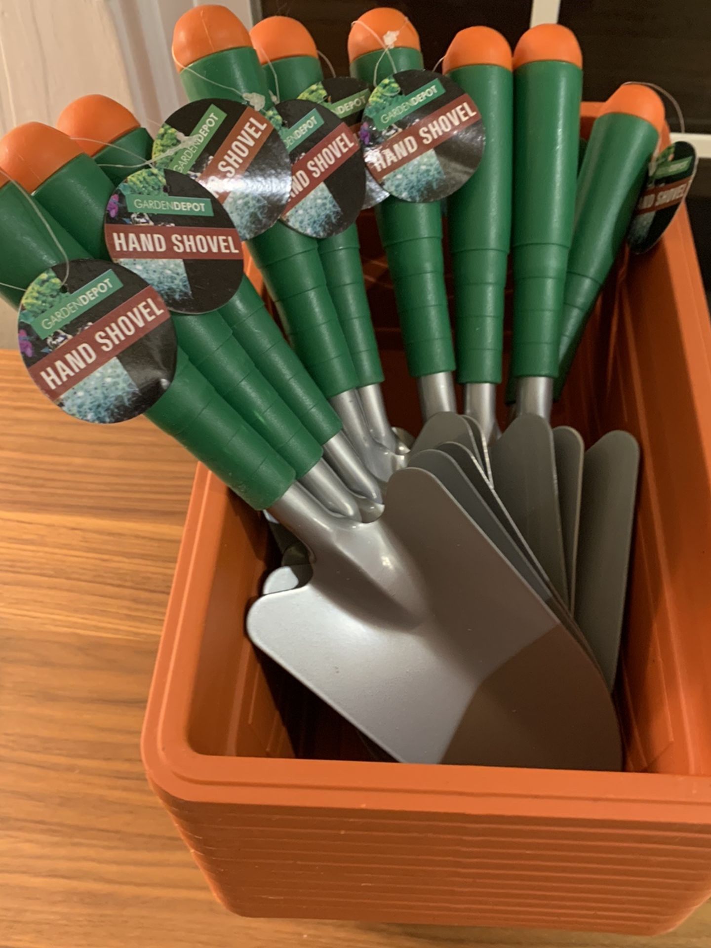 12 Hand Trowels & 10 Plastic Pots