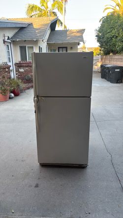 Refrigerator works perfectly w ice maker also works