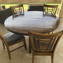 Dining Room Table With 4 Chairs $150