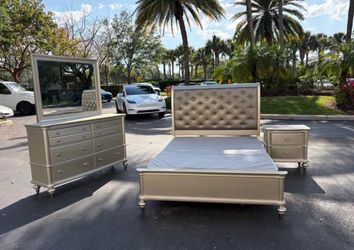 Beautiful Bedroom Set Queen Size Solid Wood Golden Color In Excellent Condition byVietnam Furniture