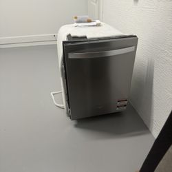 Whirlpool Dishwasher. Brand New 